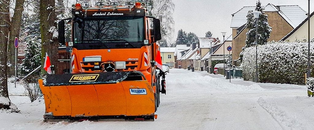 Ein Fahrzeug, ausgerüstet  für den Winterdienst, im Januar auf der Straße Dessauer Worth in Arendsee. 