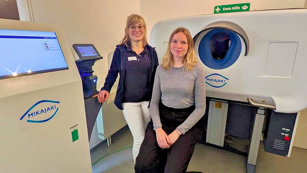 Maria Leonhardt (l.) und Louisa Edelmann vom Institut für Augenheilkunde Halle sind für die menschliche Komponente verantwortlich. Im Hintergrund und links im Bild steht Eyelib. Doch wer unterstützt wen bei der Arbeit? 