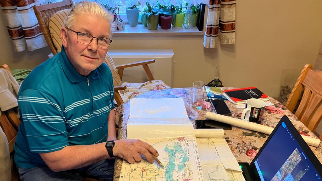 Seit Jahrzehnten beschildert Roland Arnhold Wanderwege, damit auch Ortsfremde den richtigen Weg finden. 