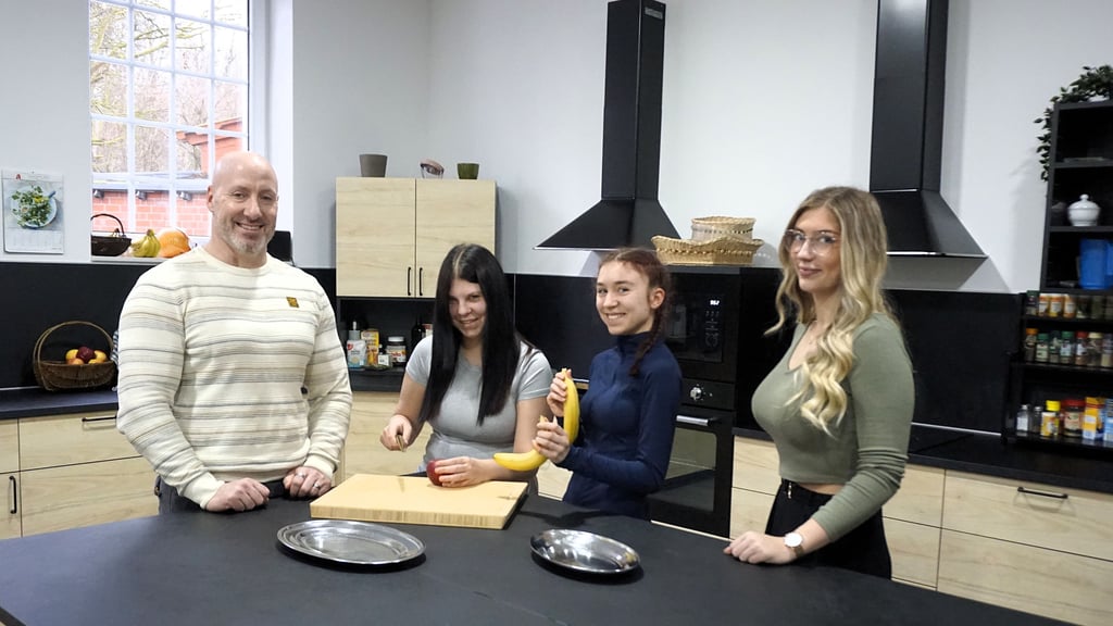 In der großen, top eingerichteten  Küche bereiten Jessica und Marie gern selbst ihre Mahlzeiten zu. Rechts: Sozialpädagogin Rebecca Gräbe, links Einrichtungsleiter Kai Gebser.