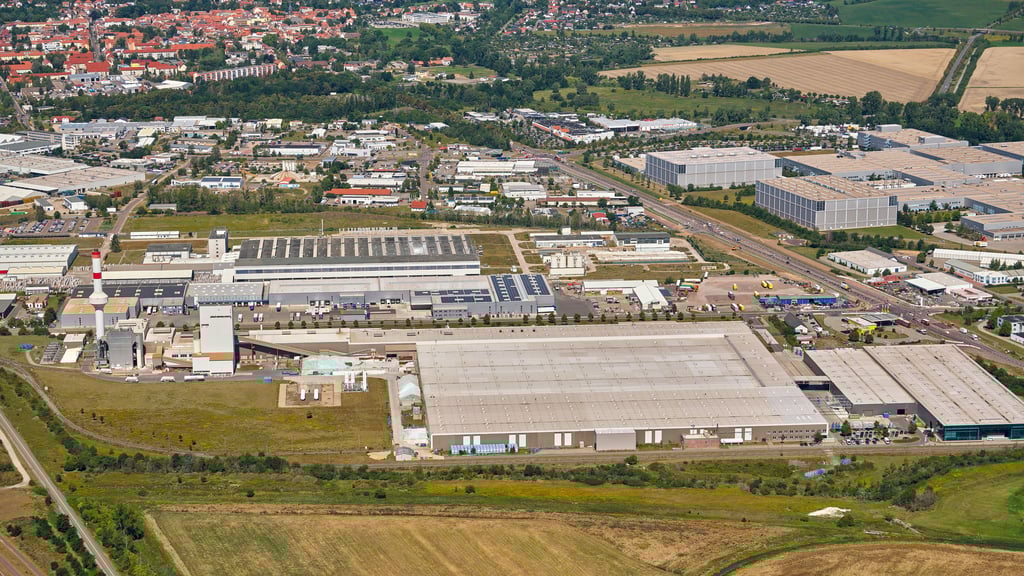 Ein Blick auf das Gewerbegebiet im Südosten von Haldensleben. Im Entwurf zum neuen Flächennutzungsplan soll eine weitere, 50 Hektar große Fläche für potenzielle Unternehmensansiedlung ausgewiesen werden. Wedringen Ost wird es nach großem Widerstand aus dem Ortsteil nicht.