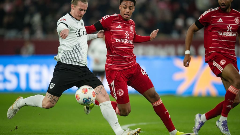 Zweikampf zwischen Münsters Marvin Schulz (l) und dem Düsseldorfer Sima Suso.