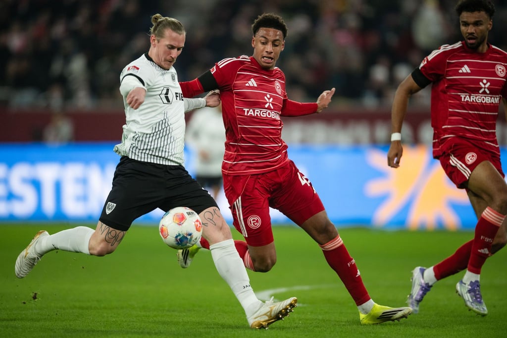 Zweikampf zwischen Münsters Marvin Schulz (l) und dem Düsseldorfer Sima Suso.