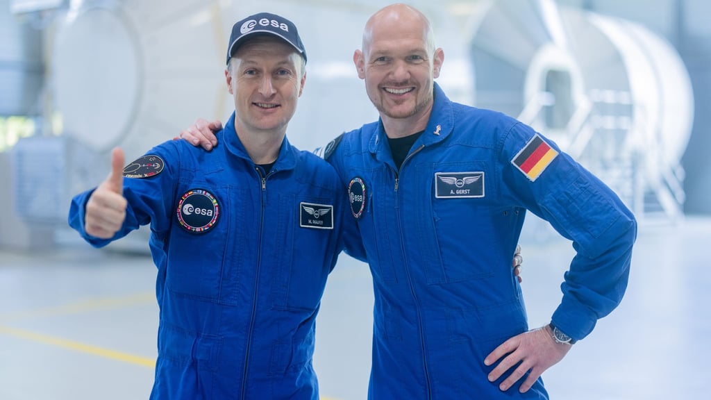 Alexander Gerst (r) aus Baden-Württemberg arbeitete zweimal, der Saarländer Matthias Maurer einmal auf der Internationalen Raumstation ISS. (Archivbild)