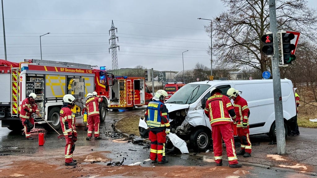 Die Feuerwehr an der Unfallstelle in der Argenteuiler Straße in Dessau.
