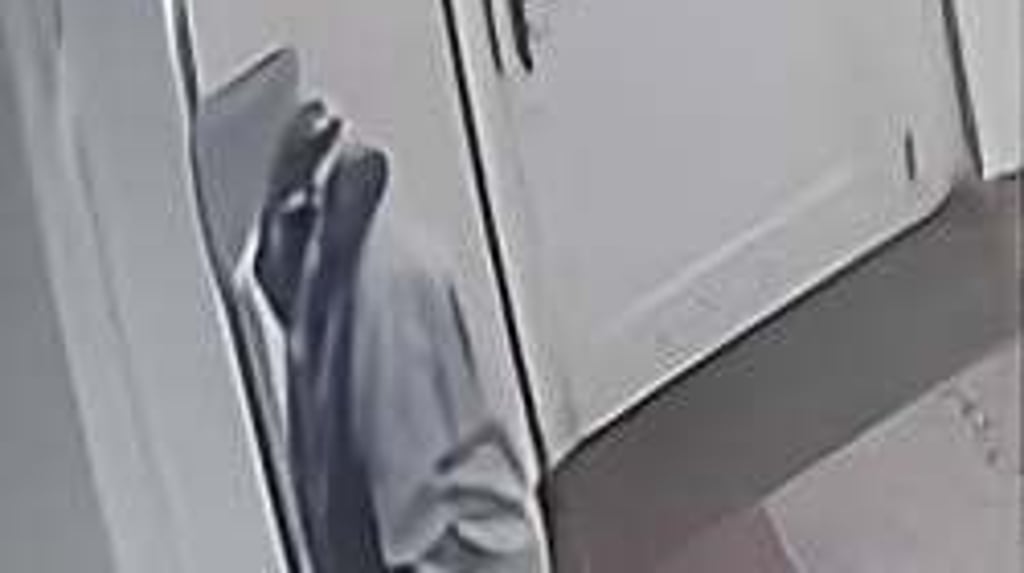 Einer der Diebe hob in der Sparkassenfiliale in Allstedt Geld mit der gestohlenen Karte ab. Allerdings ist die Qualität der Aufnahme miserabel.