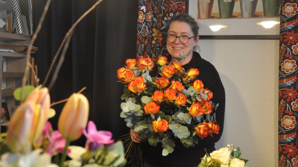 Daniela Krüger, Inhaber der Blumenmanufaktur in Stendal, bereitet Sträuße für den Valentinstag vor. 