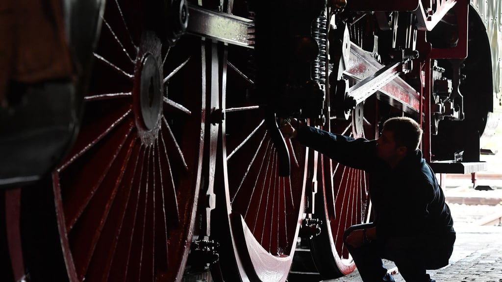 In dem Museum werden rund 15 Original-Lokomotiven aus der Zeit der Deutschen Reichsbahn gezeigt. (Archivbild)