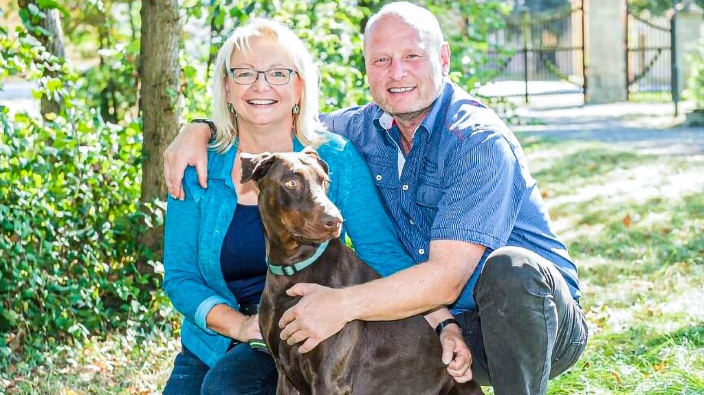 Dieses Foto ist zwar bereits zehn Jahre alt, doch Jana und Olaf Schumann sind weiterhin ein glückliches Paar. Hündin Ella ist aber bereits gestorben. „Heute ist die Dobermannhündin Sara an unserer Seite“, so Jana Schumann.