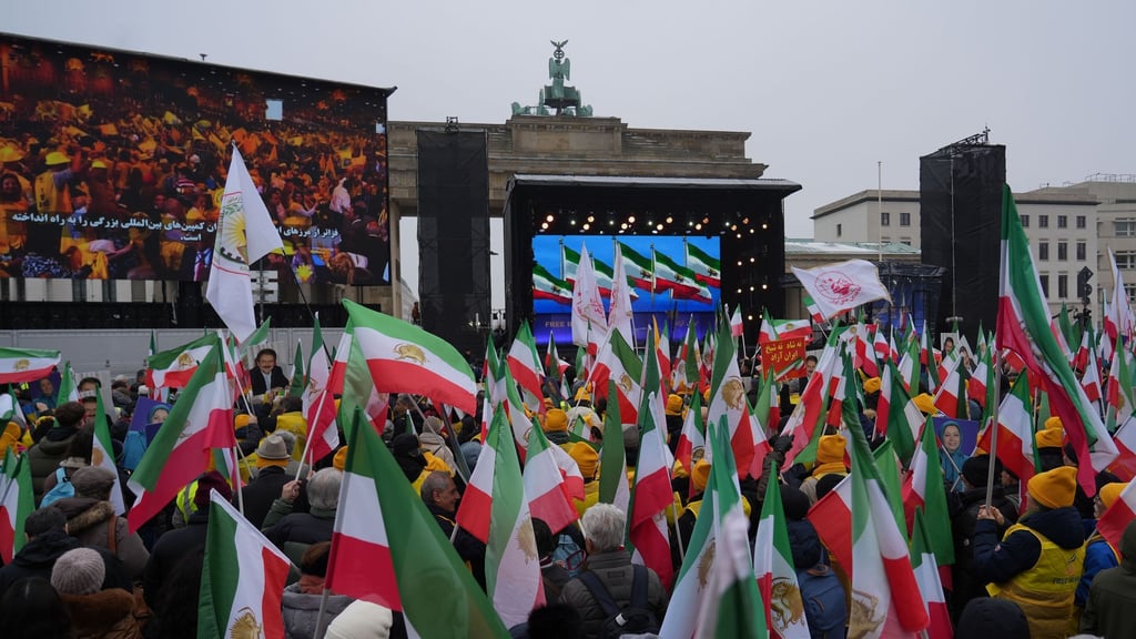 Erst am Wochenende hatte es große Proteste von Iranern in Berlin gegen die Führung in Teheran gegeben. (Archivbild)