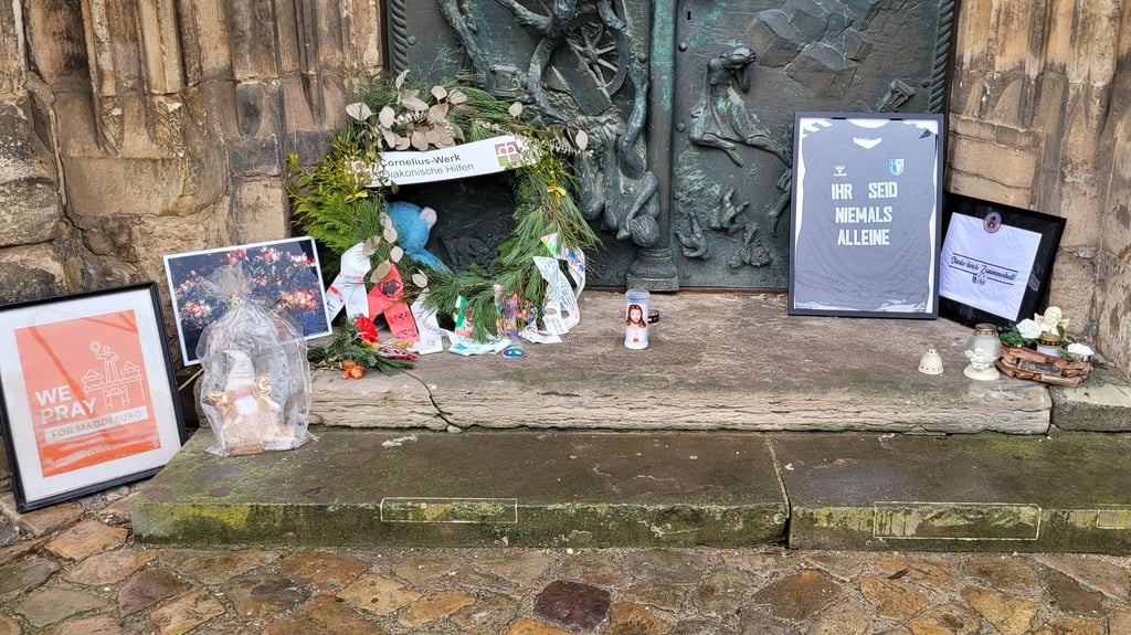 Erinnerungsstücke, die zum Gedenken an die Opfer des Anschlags auf den Magdeburger Weihnachtsmarkt an der Johanniskirche abgelegt wurden, werden eingelagert.