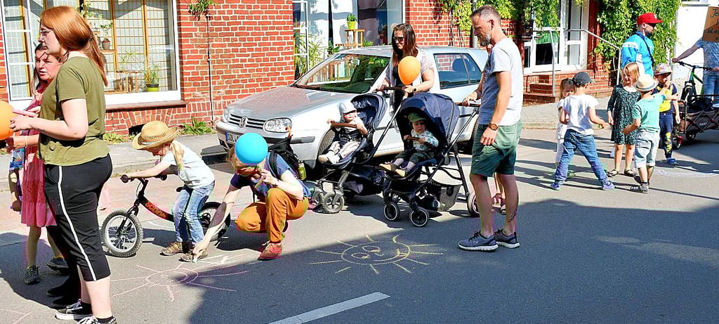 Während einer Demo für den Erhalt wurden im Sommer 2023 Sonnen auf Arendseer Straßen  gemalt. 