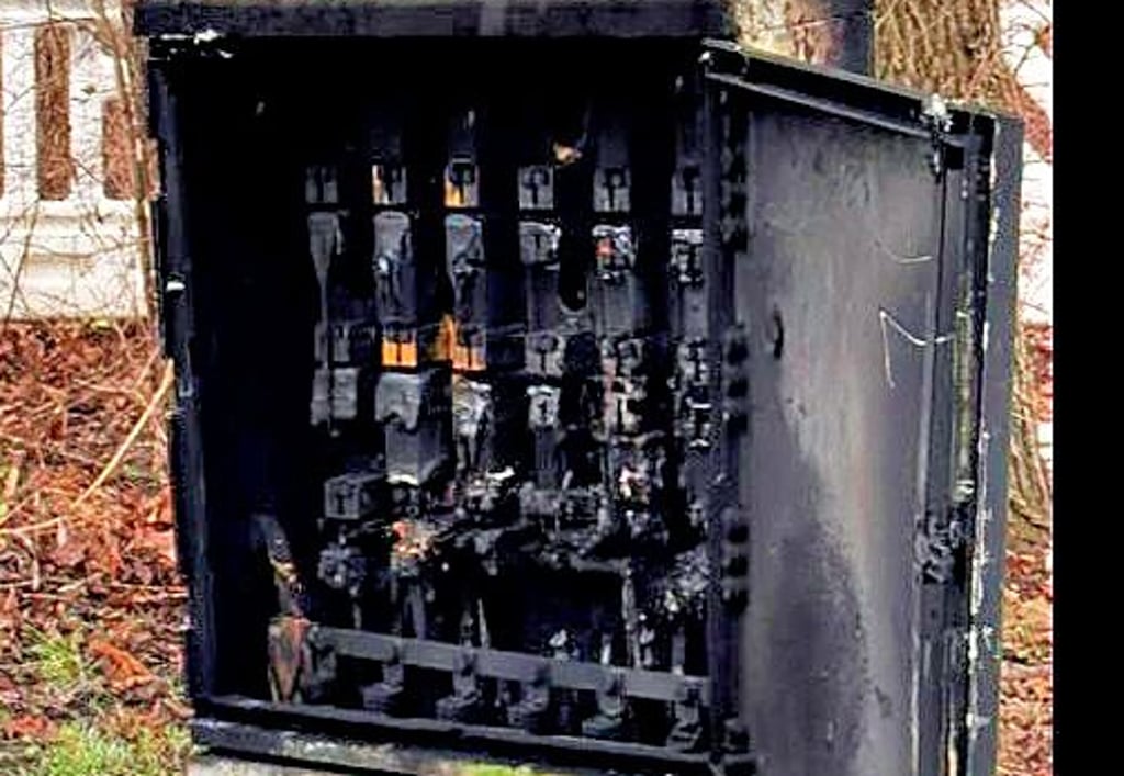 Der Kabelverteilerschrank nach dem Brand.