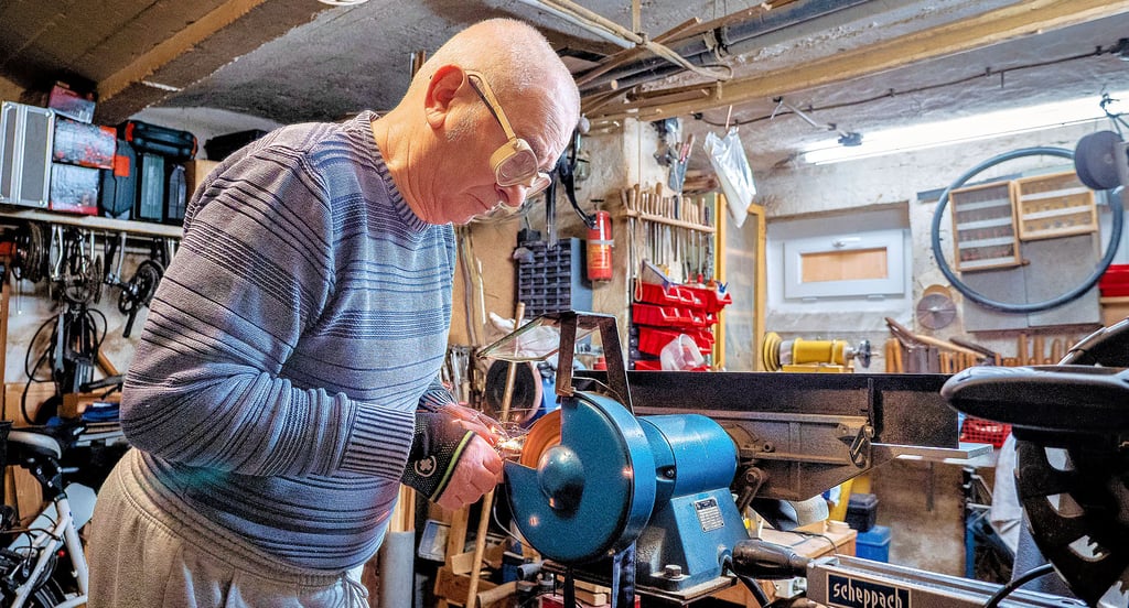 Sie läuft und läuft und läuft: Detlef Thunert aus Gommern nutzt seit über 40 Jahren seine alte DDR-Schleifmaschine. Was sie gekostet hat, weiß er allerdings nicht mehr.