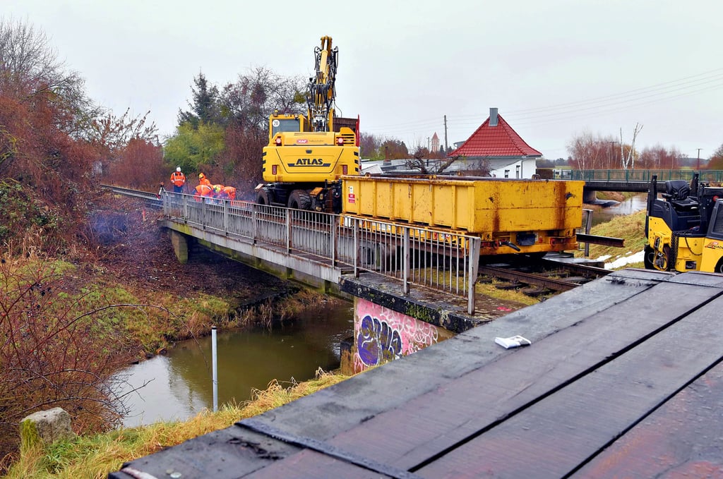 Nicht nur am Bahnübergang in Trebbichau laufen die Arbeiten an der Strecke Köthen – Aken, sondern auch an der Taube-Brücke in Aken.