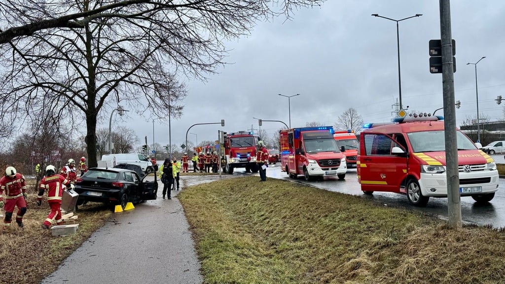 Das unfallbeteiligte Auto wurde in den Straßengraben neben der Argenteuiler Straße geschleudert.