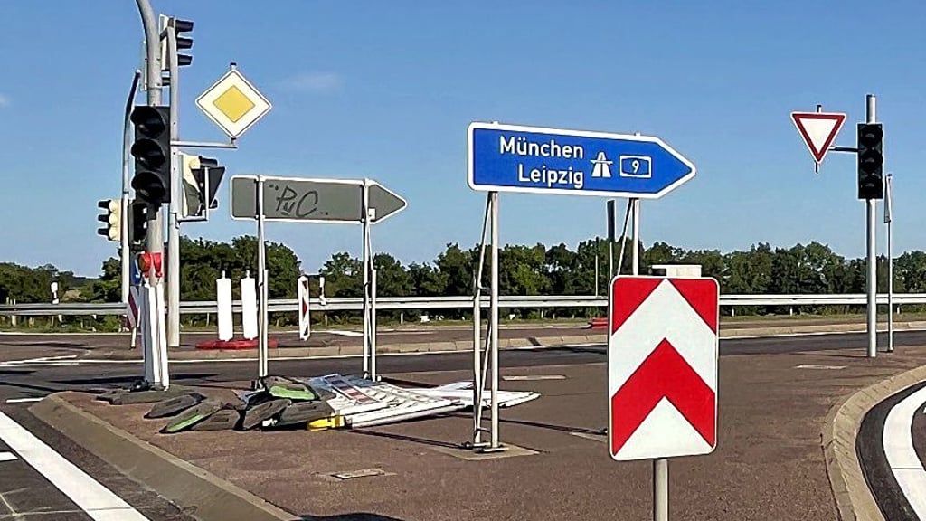 An der Anschlussstelle Bitterfeld-Wolfen fuhr der Flüchtende ab und bog auf die B183 ein. Bei Thalheim verunfallte der 25-Jährige.