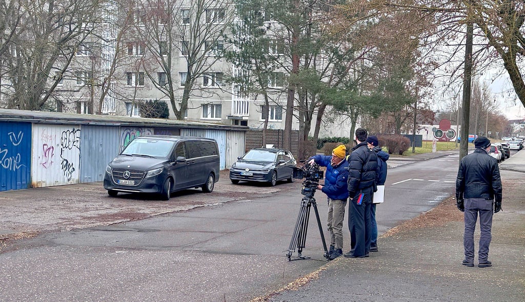 Dreharbeiten für die HBO-Serie mit dem Arbeitstitel „Struwwel“ in Wolfen-Nord. Gefilmt wurde unter anderem in der Paracelsusstraße.
