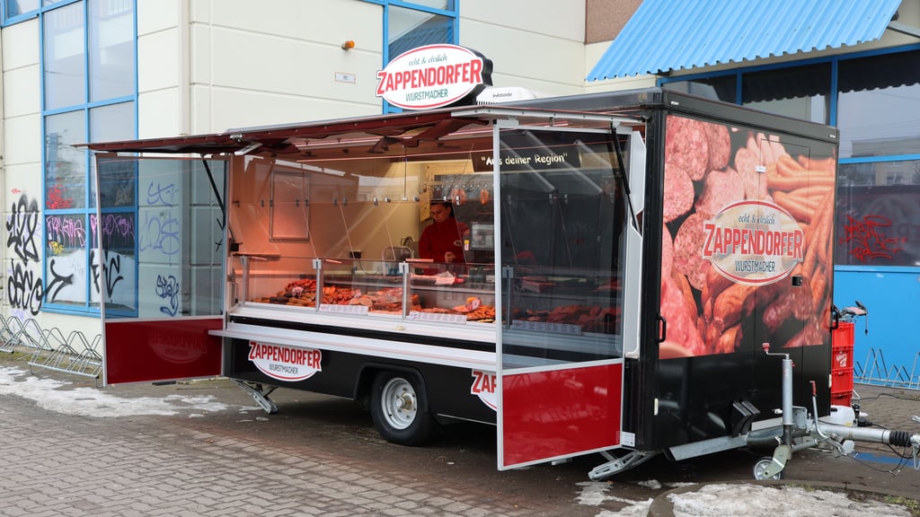 Der Verkaufswagen von Zappendorfer Wurstmacher stand zunächst vor dem Südstadt Center. Jetzt hat er einen neuen Platz gefunden.
