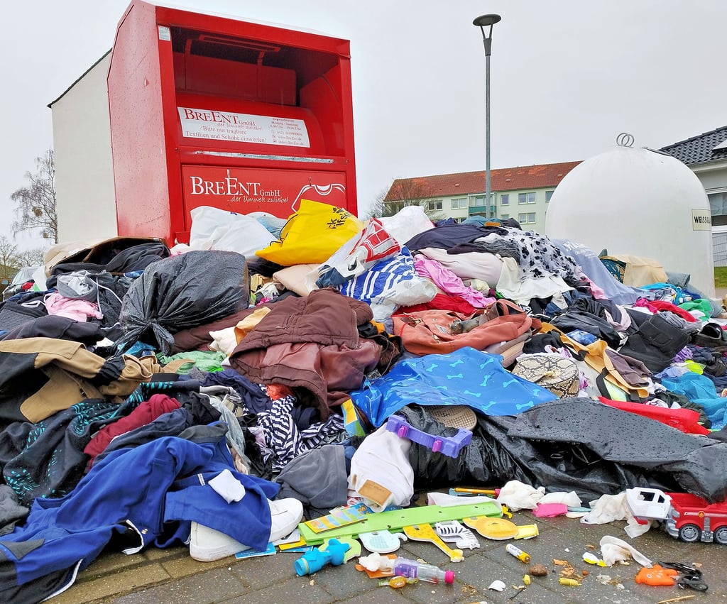 Der Altkleidercontainer an der Bertolt-Brecht-Straße ist übervoll mit Müll und Lumpen. 