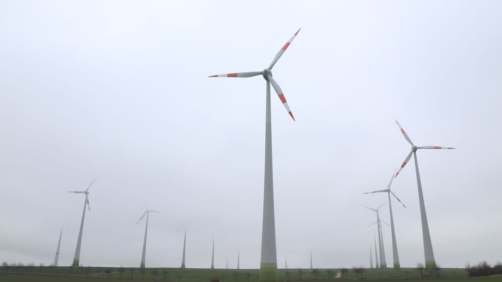 Windräder auf dem Druiberg zwischen Dardesheim und Badersleben im Landkreis Harz.