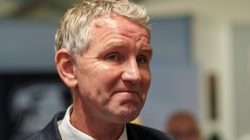 Darf vorerst nur auf einer von zwei Hallenbühnen in Bayern reden: Thüringens AfD-Landtagsfraktionschef Björn Höcke. (Archivbild)