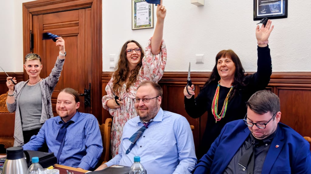 Schnipp-schnapp waren die Schlipse ab.