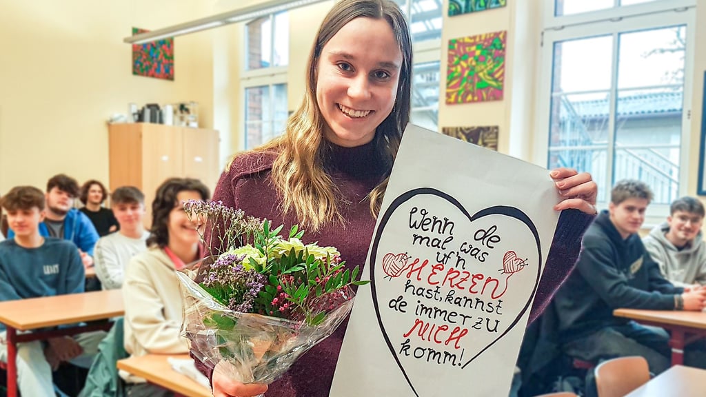 Ausgewählt: Jette Frommhagen, Elftklässlerin des Gymnasiums Osterburg, mit ihrem Entwurf für den Grabstein des 2023 verstorbenen Osterburger Originals Rita Katillus. Das Papier geht nun zum Steinmetz.