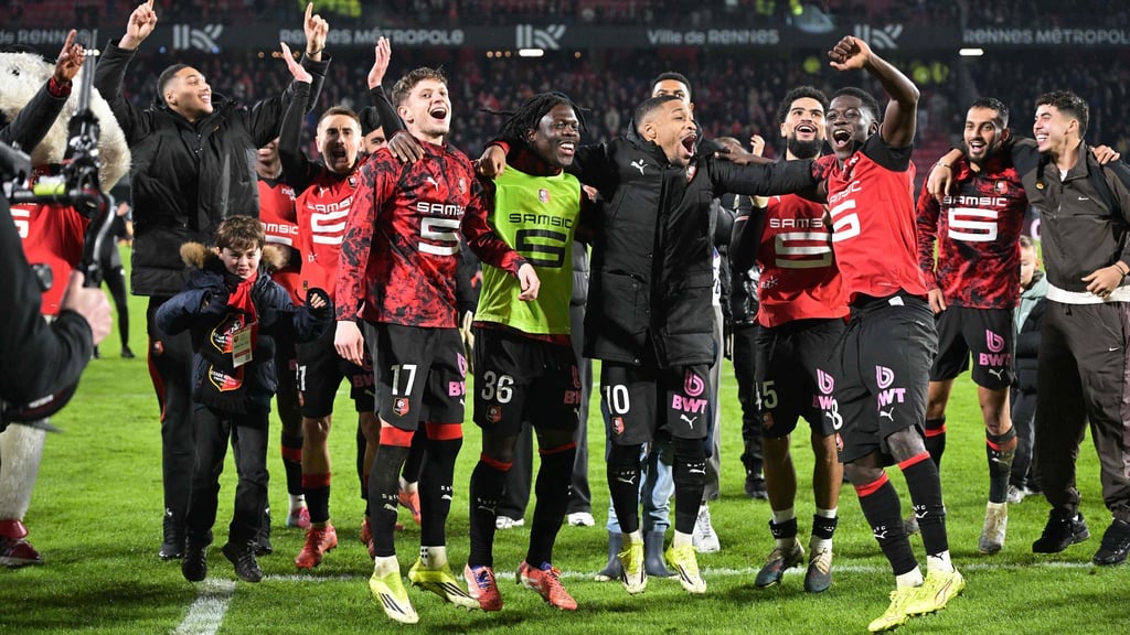 Die Spieler von Stade Rennes feiern den Überraschungssieg gegen Paris Saint-Germain.