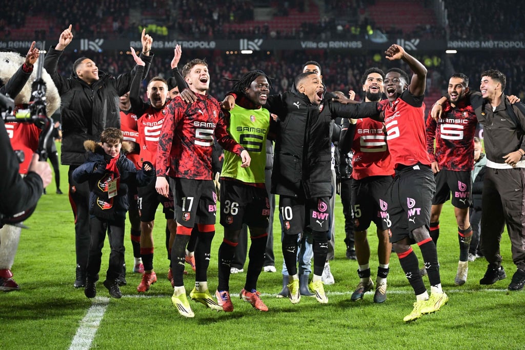 Die Spieler von Stade Rennes feiern den Überraschungssieg gegen Paris Saint-Germain.