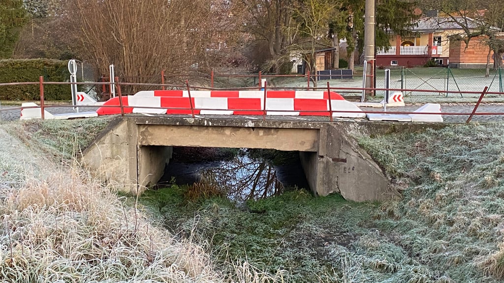 Die Brücke über das Fließ in Ströbeck ist marode. Seit Jahren hoffen die Ströbecker auf Sanierung.