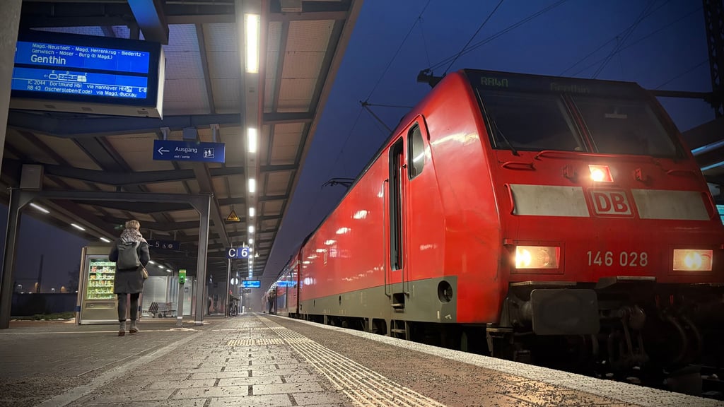 Die Strecke der Regionalbahn 40 ist derzeit bis Genthin verlängert. Ab 2028 soll eine neue S-Bahn zwischen Schönebeck und Genthin pendeln.