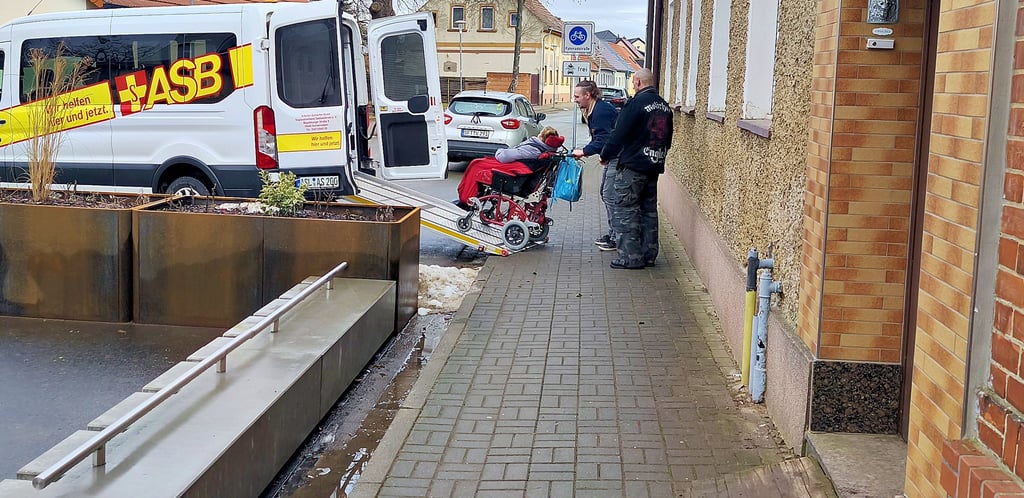 Wenn der ASB-Bus kommt mit seiner Rampe für schwere und auch nichtstraßentaugliche Rollstühle, Josefine abholt oder bringt, ist dieser Einmündungsbereich am Stadtgraben in Güsten dicht, weil Blumenkübel und Fahrradständer den direkten Zugang zur Hoftür versperren.