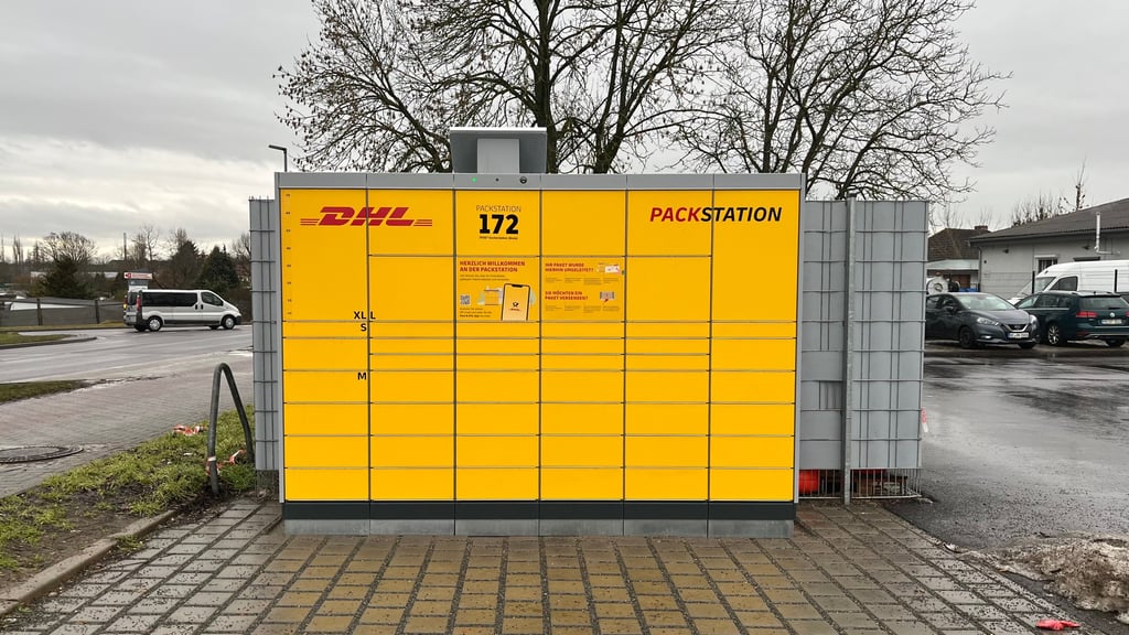 Eine neue DHL-Packstation hat in der Schermcker Straße in Oschersleben eröffnet.