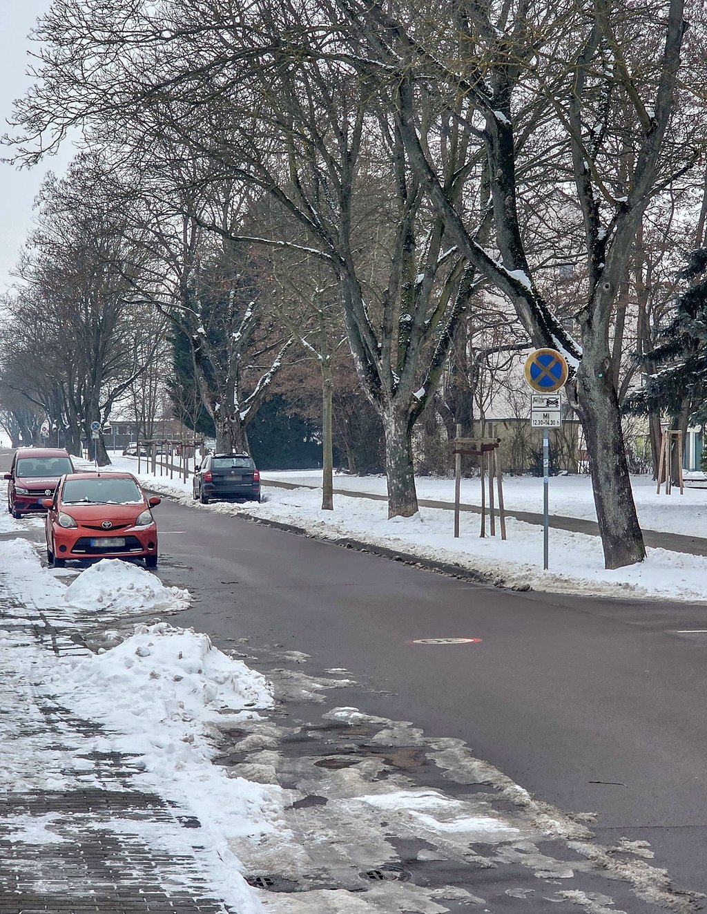 „Das Ordnungsamt hat Knöllchen in der Hohenköthener Straße verteilt, weil die Kehrmaschine in der Straße nicht kehren kann  –  wegen der Autos. Die Kehrmaschine ist nur nicht gefahren“, schrieb der Beobachter.