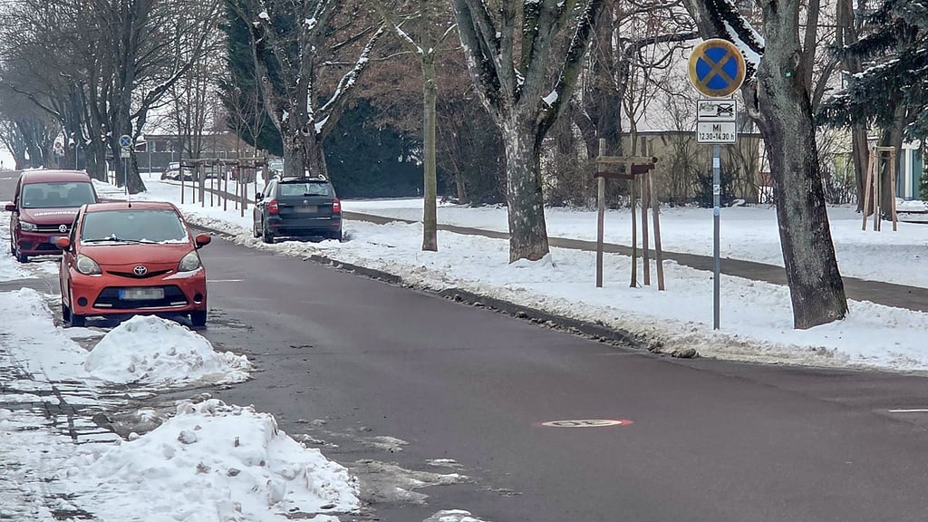 „Das Ordnungsamt hat Knöllchen in der Hohenköthener Straße verteilt, weil die Kehrmaschine in der Straße nicht kehren kann  –  wegen der Autos. Die Kehrmaschine ist nur nicht gefahren“, schrieb der Beobachter.