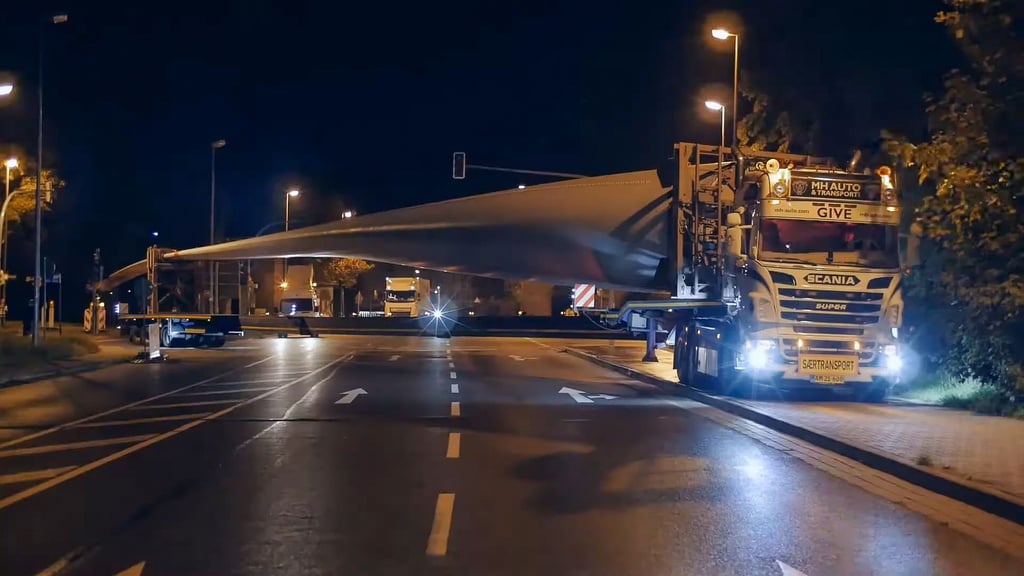 Ein Schwerlasttransport schlängelt sich durch Zerbst - die Rotorblätter eines Windrades werden angeliefert. Die Kurven gestalteten sich schon 2018 zum Teil schwierig in der alten Stadt.
