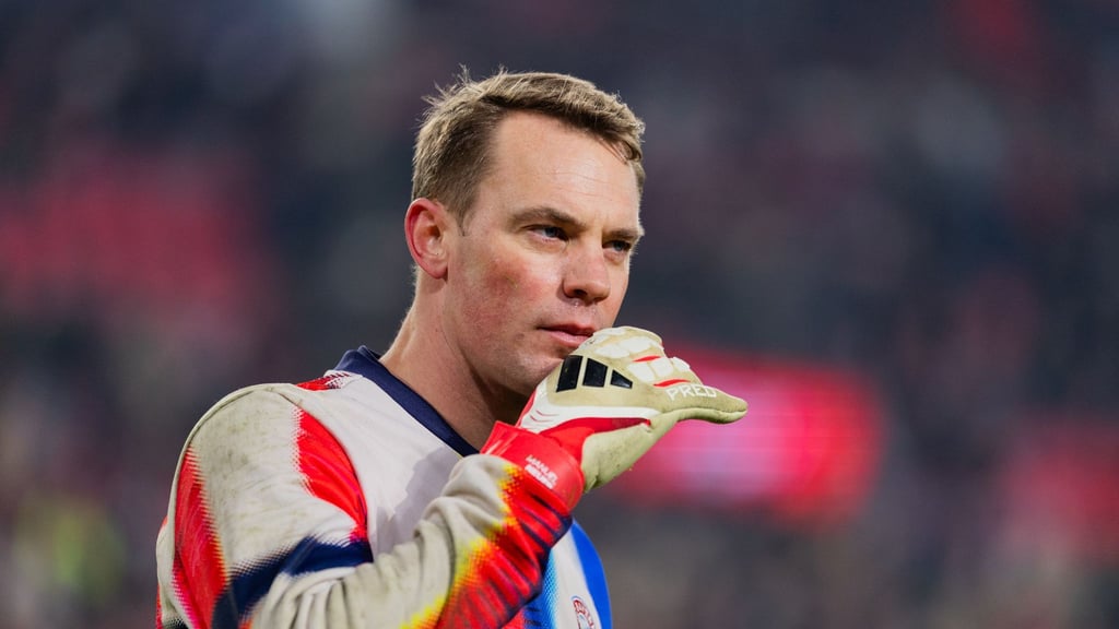 Bayern-Starkeeper Manuel Neuer würde gerne das Zeitspiel im Fußball einschränken. (Archivbild)