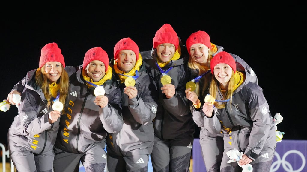 Die deutsche Teamstaffel holte am Ende nochmal Rodel-Gold. Zwischenzeitlich waren sie im Starthaus eingeschlossen.