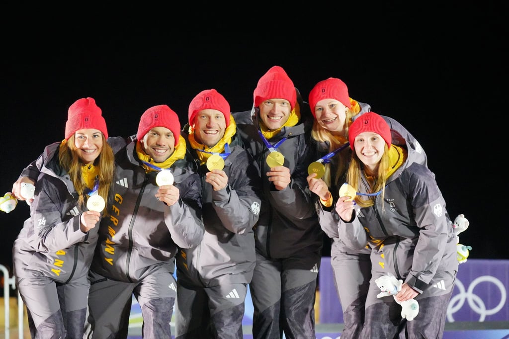 Die deutsche Teamstaffel holte am Ende nochmal Rodel-Gold. Zwischenzeitlich waren sie im Starthaus eingeschlossen.