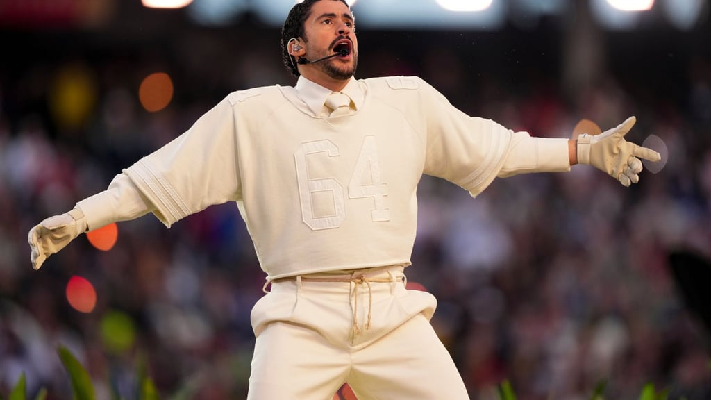 Bad Bunny bei seinem Auftritt in der Halbzeitpause des Super Bowl in Santa Clara bei San Francisco. (Archivbild)