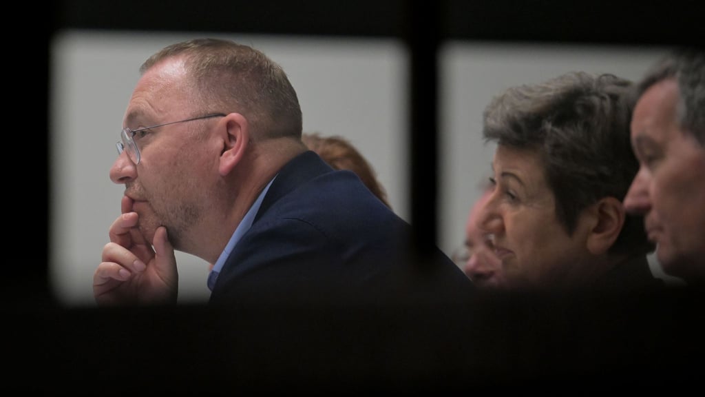 Verdi-Chef Frank Werneke informiert immer wieder zwischendurch seine Kollegen.