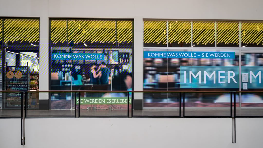 Das neue Geschäft befindet sich direkt neben der Rolltreppe im Obergeschoss.