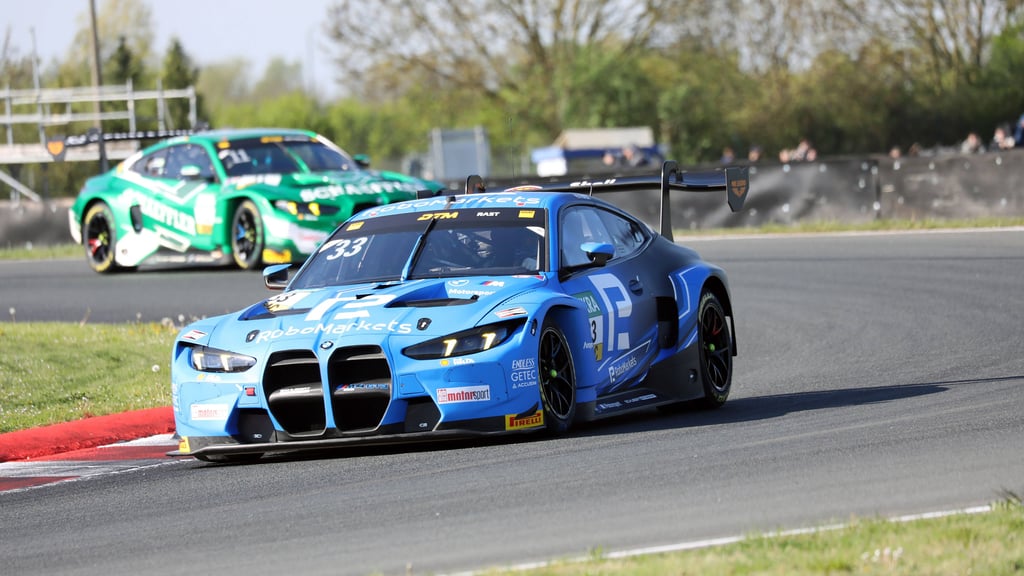 Normalerweise drehen in der Motorsport-Arena Oschersleben die Profi-Fahrer der DTM ihre Runden. Etwas gemächlicher darf es bei den Touristenfahrten zugehen.
