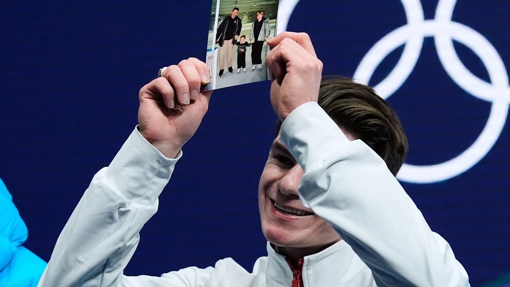 Auch nach der Kür zeigte Maxim Naumov ein Foto mit seinen tödlich verunglückten Eltern.