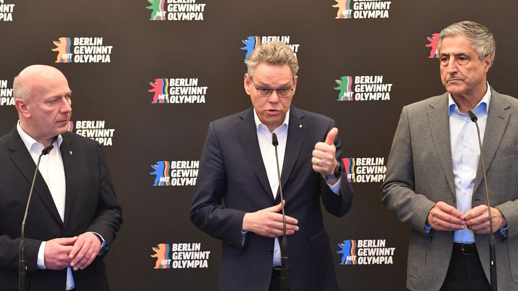 Der Regierende Bürgermeister Kai Wegner (l.) will die Olympischen Spiele nach Berlin holen.