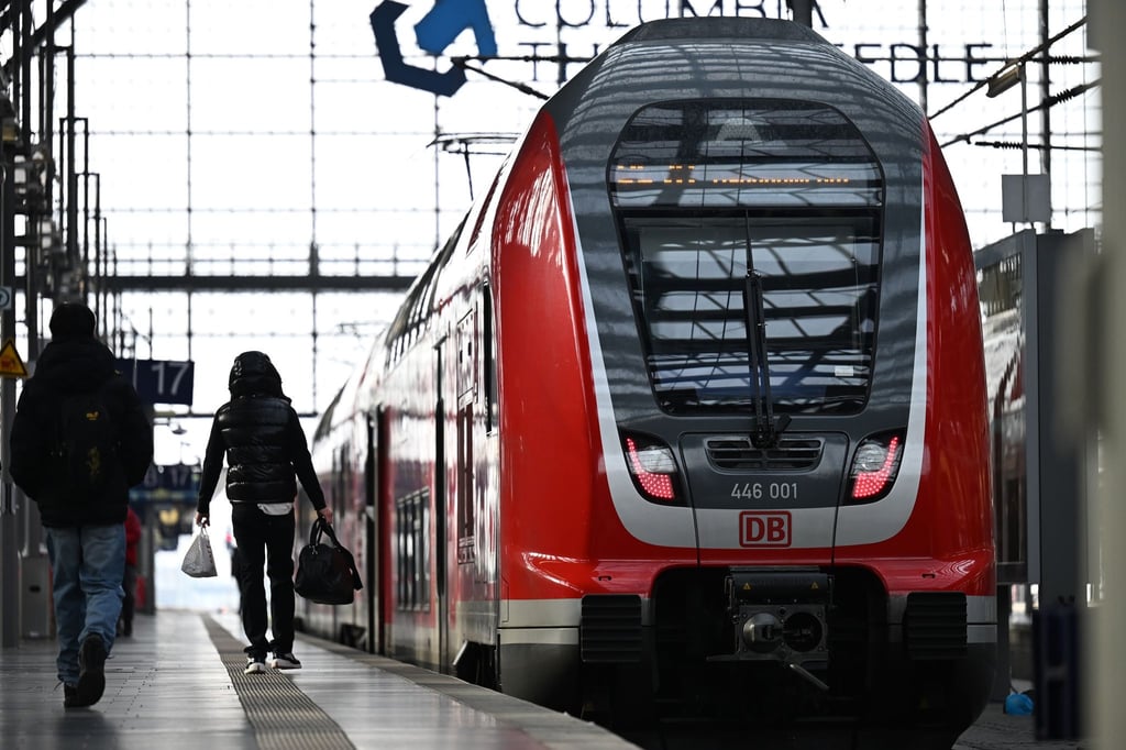 Der tödliche Angriff auf einen Zugbegleiter in einem Regionalzug hat bundesweit Entsetzen ausgelöst. (Archivbild)