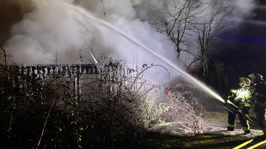 Einsatzkräfte der Feuerwehr Magdeburg löschen den Brand in einer Lagerhalle an der Berliner Chaussee in Magdeburg. Auch Löschschaum kam dabei zum Einsatz.