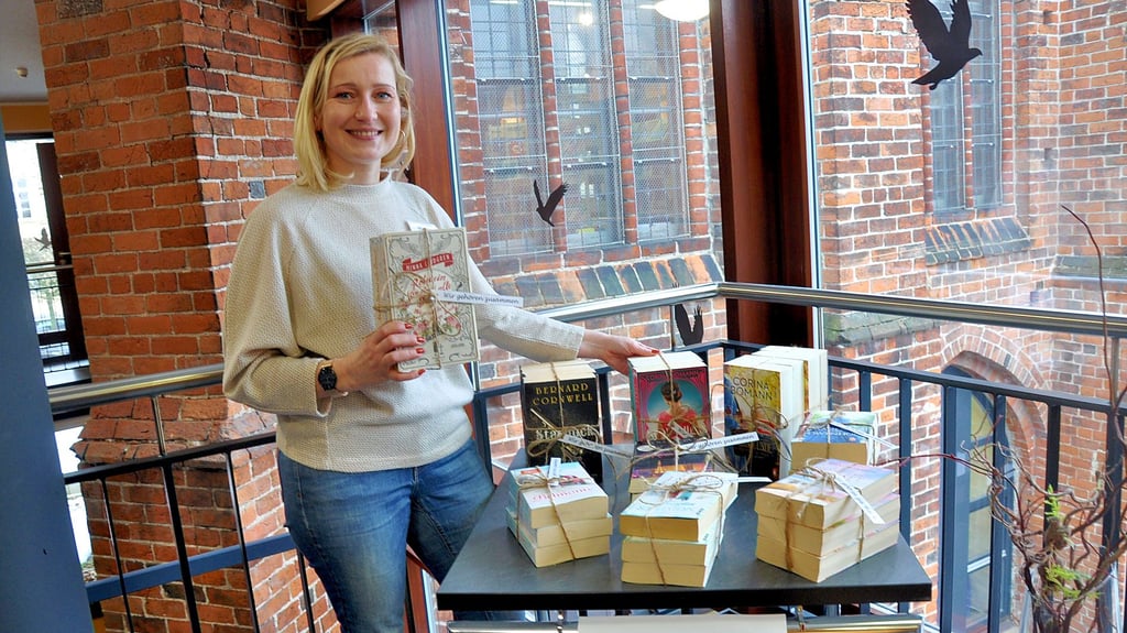 Neues Angebot in der Stadtbibliothek „Anna Seghers“ in Stendal: Mit den zusammengebundenen  „Wir gehören zusammen“-Büchern können gleich mehrere Bände einer Reihe ausgeliehen werden. Bibliotheksleiterin Andrea Fischer hofft auf großes Interesse. 