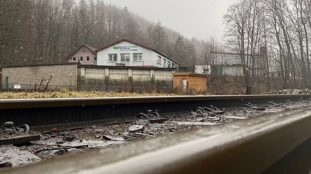 Das Gelände von Eternity Technologies liegt an der Steinernen Renne – direkt an der Holtemme und den Gleisen der Harzer Schmalspurbahn.